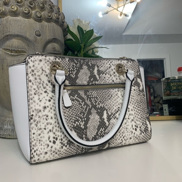 Sold - Picture 3 of 10